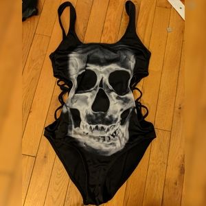 Skull cut out one piece swimsuit
💀